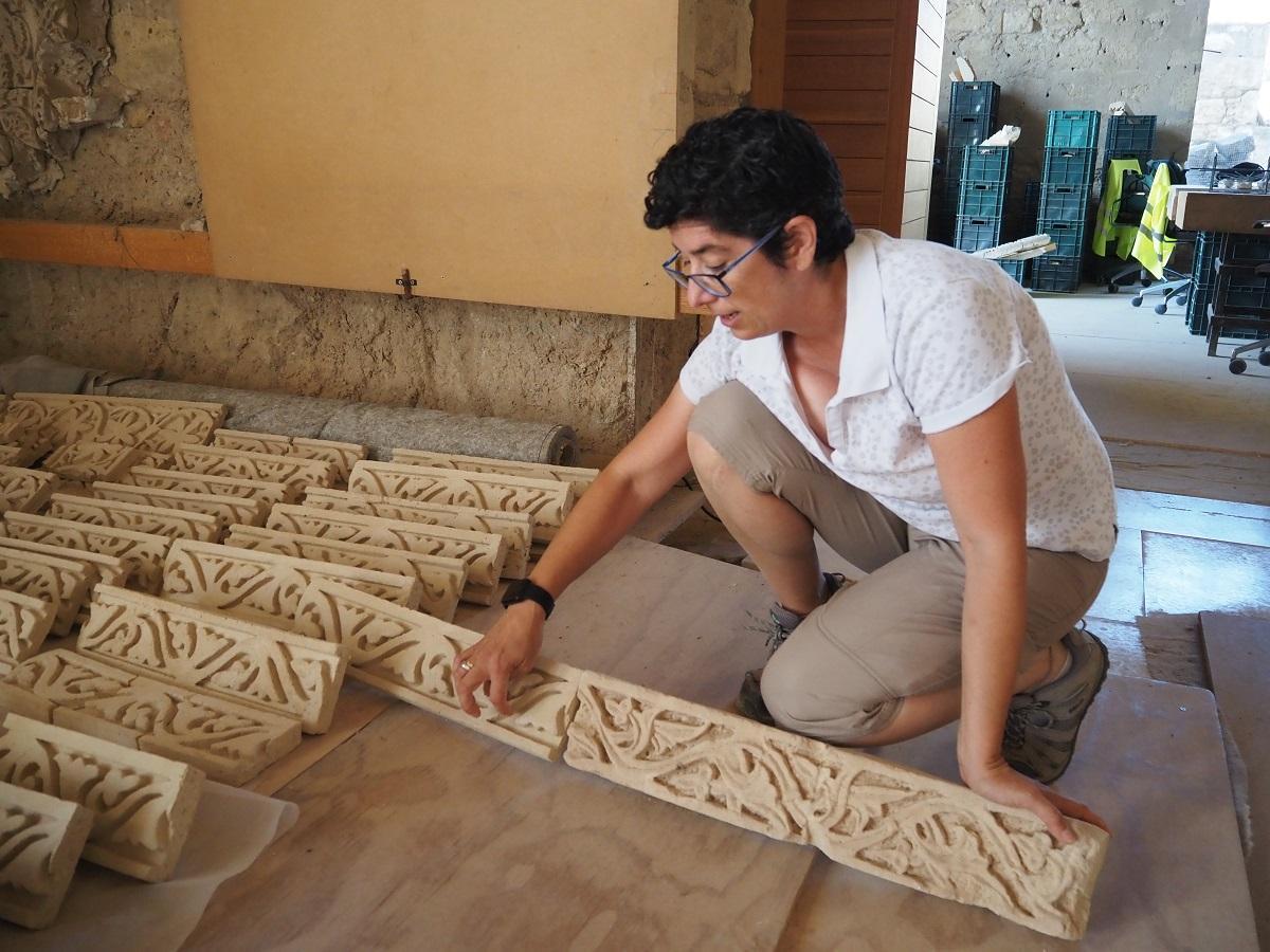 Maribel Gutiérrez, arqueóloga del yacimiento de Medina Azahara en Córdoba, compara un ataurique original con una reproducción.