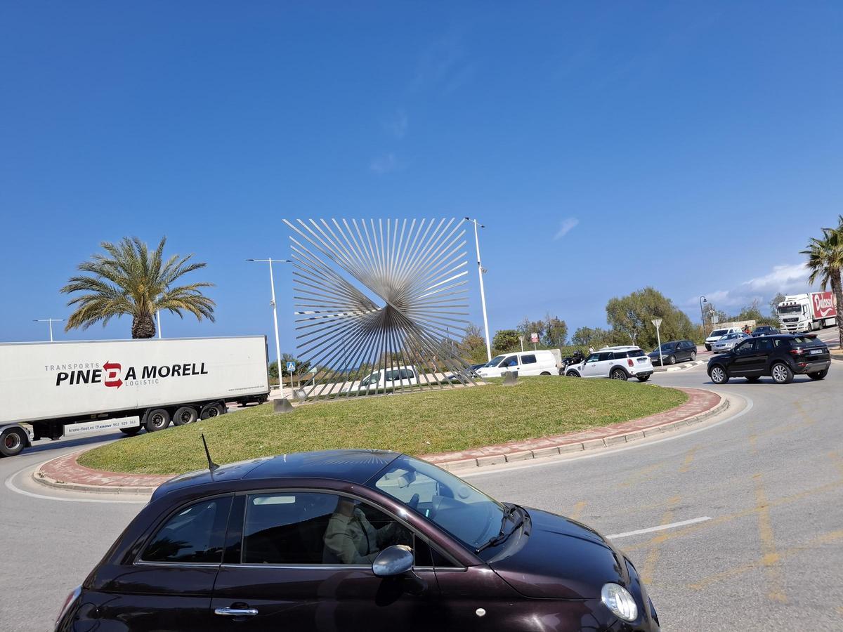 Coches y camiones que acceden desde el vial del Moll de la Pansa a la rotonda de Miguel Hernández