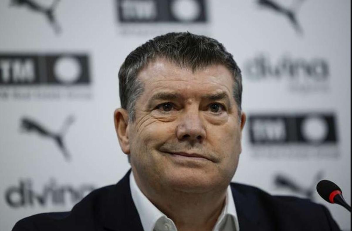 El director general de fútbol del Valencia, Ron Gourlay, durante una rueda de prensa