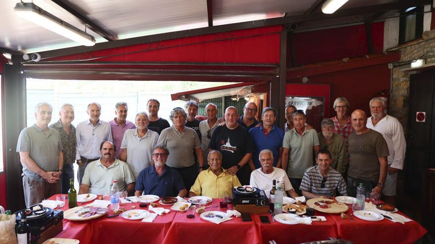 Pelayo, el socorrista más veterano de Gijón, con 92 años, se acuerda de San Lorenzo "cuando el mar entraba más y había corrientes más fuertes"
