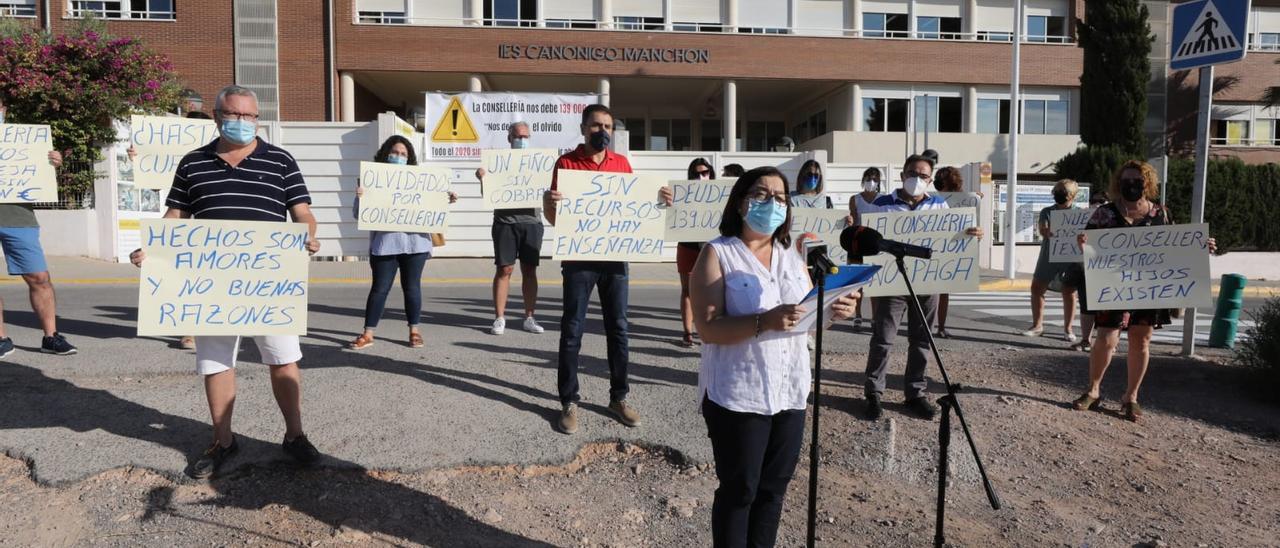 Familias del IES Canónigo Manchón de Crevillent se concentran para exigir que se pague la deuda de 139.000 euros