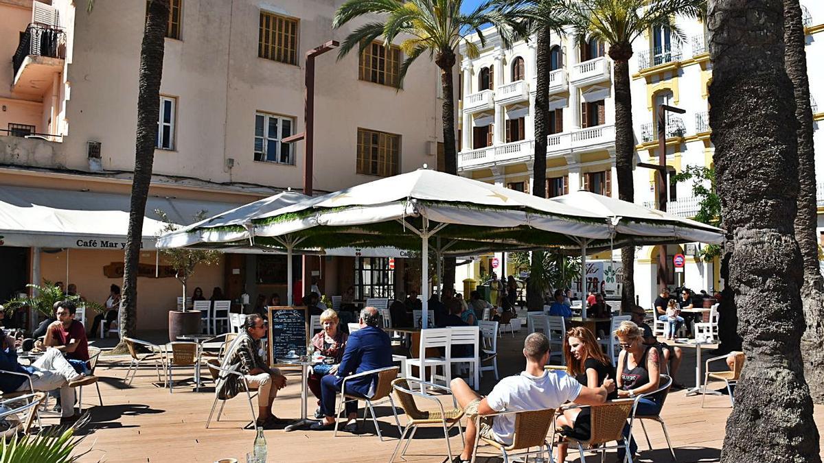 Una terraza del puerto de Vila.