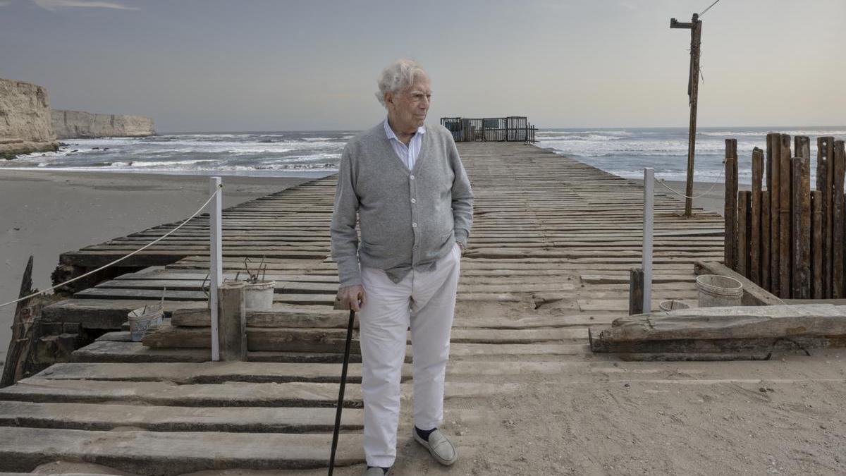 Mario Vargas Llosa, en la costa del norte de Perú hace unos meses.