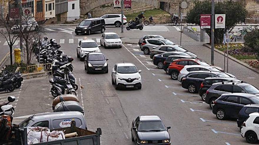 Vehicles, ahir a la tarda, a un lateral de la plaça.