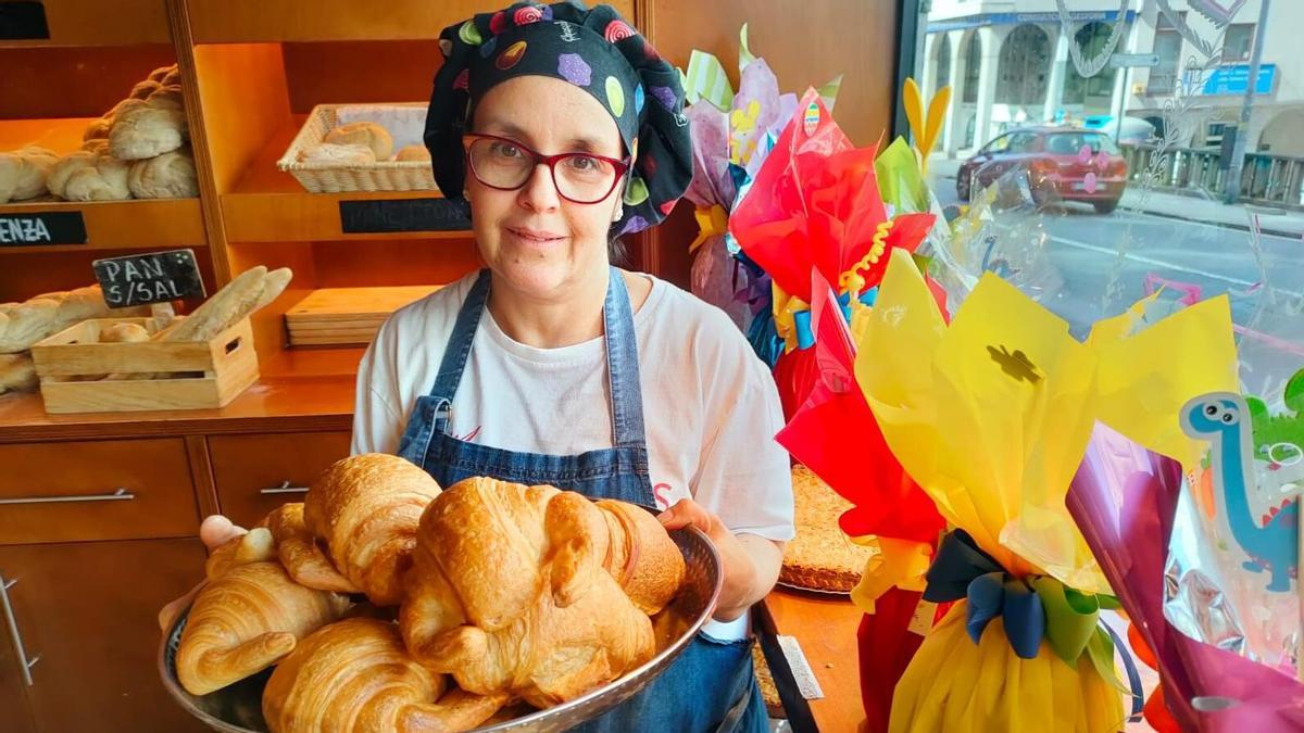 Nelssy Soriano, con los míticos cruasanes de esta confitería de Santiago de Compostela.