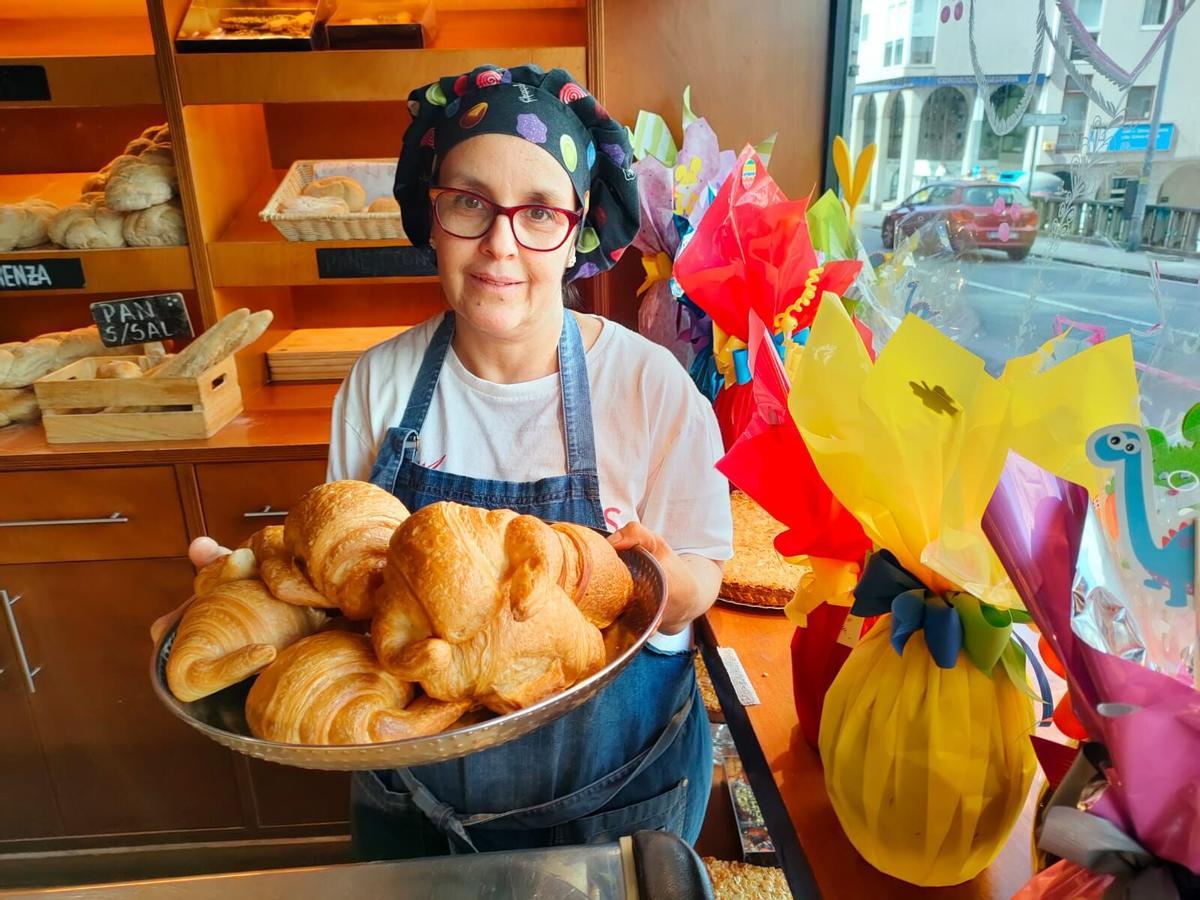 Nelssy Soriano, con los míticos cruasanes de esta confitería de Santiago de Compostela.
