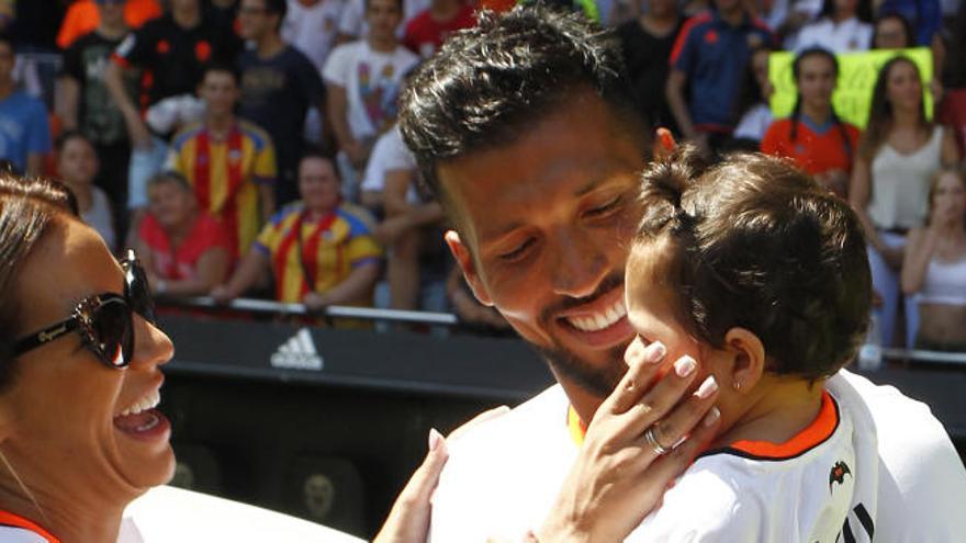 Tamara Gorro, junto a Garay y su hija en Mestalla