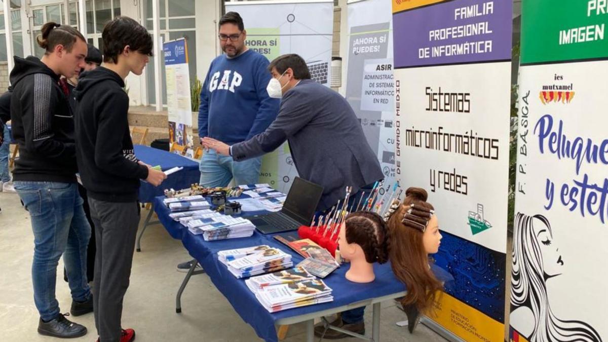 Los jóvenes asistentes pudieron conocer desde la Formación Profesional a la universitaria, además de salidas profesionales como el Ejército, la Guardia Civil o la Policía Nacional. | INFORMACIÓN