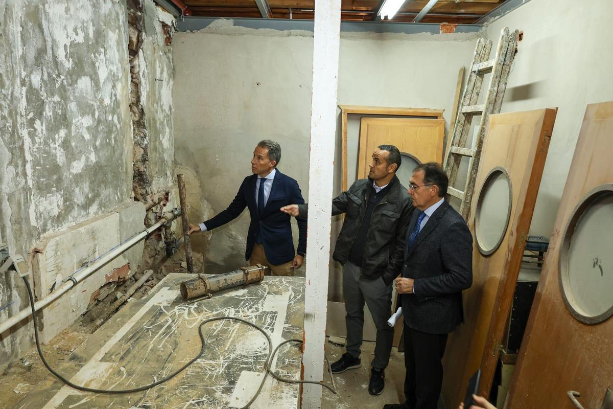 Fulgencio Gil examina algunos de los puntos más deteriorados del interior del Teatro Guerra.