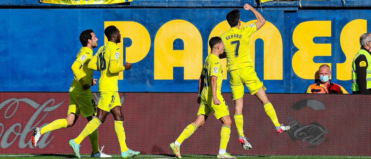 Gerard Moreno salta celebrando su gol ante el Rayo Vallecano, el segundo y definitivo de la Liga.