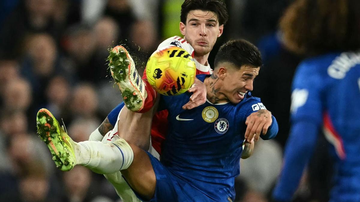 Declan Rice presiona a Enzo Fernández durante el derbi londinense entre el Chelsea y el Arsenal.