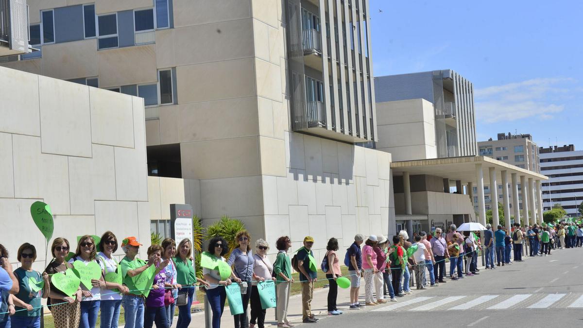 Acto ciudadano para rodear el Hospital del Vinalopó para exigir que deje de ser de gestión privada, en 2024.