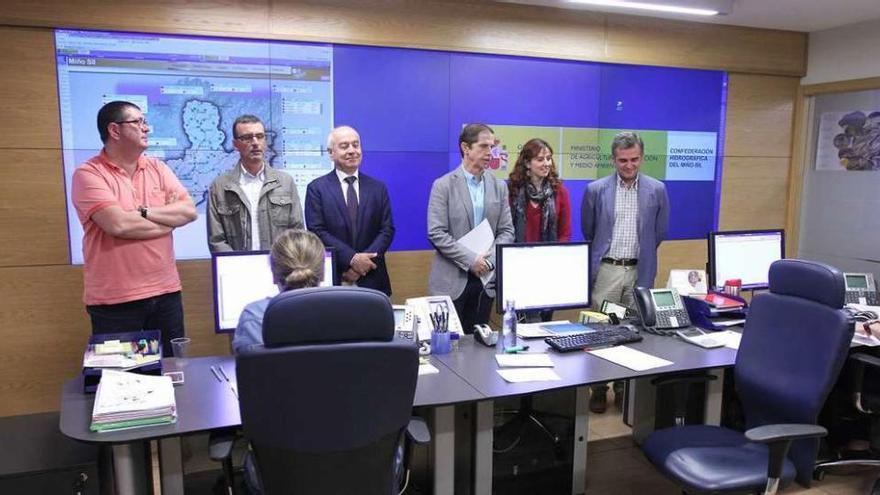 Representante de las demarcaciones ayer en el centro de datos de la CHMS en Ourense. // Iñaki Osorio