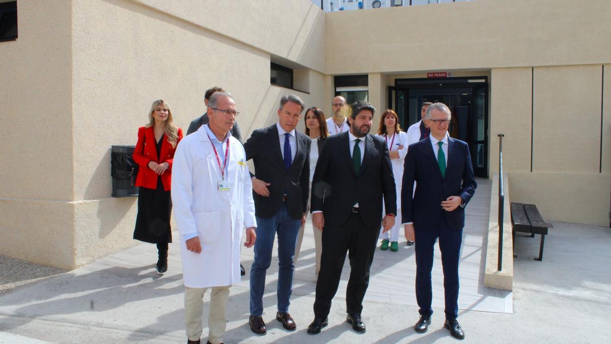 López Miras junto al consejero de Salud, el acalde de Lorca y el director médico del hospital, en la puerta de entrada a la ampliación.