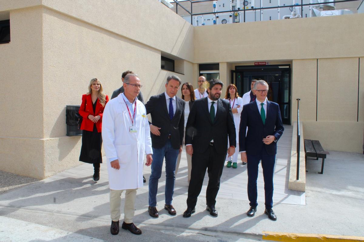 López Miras junto al consejero de Salud, el acalde de Lorca y el director médico del hospital, en la puerta de entrada a la ampliación.