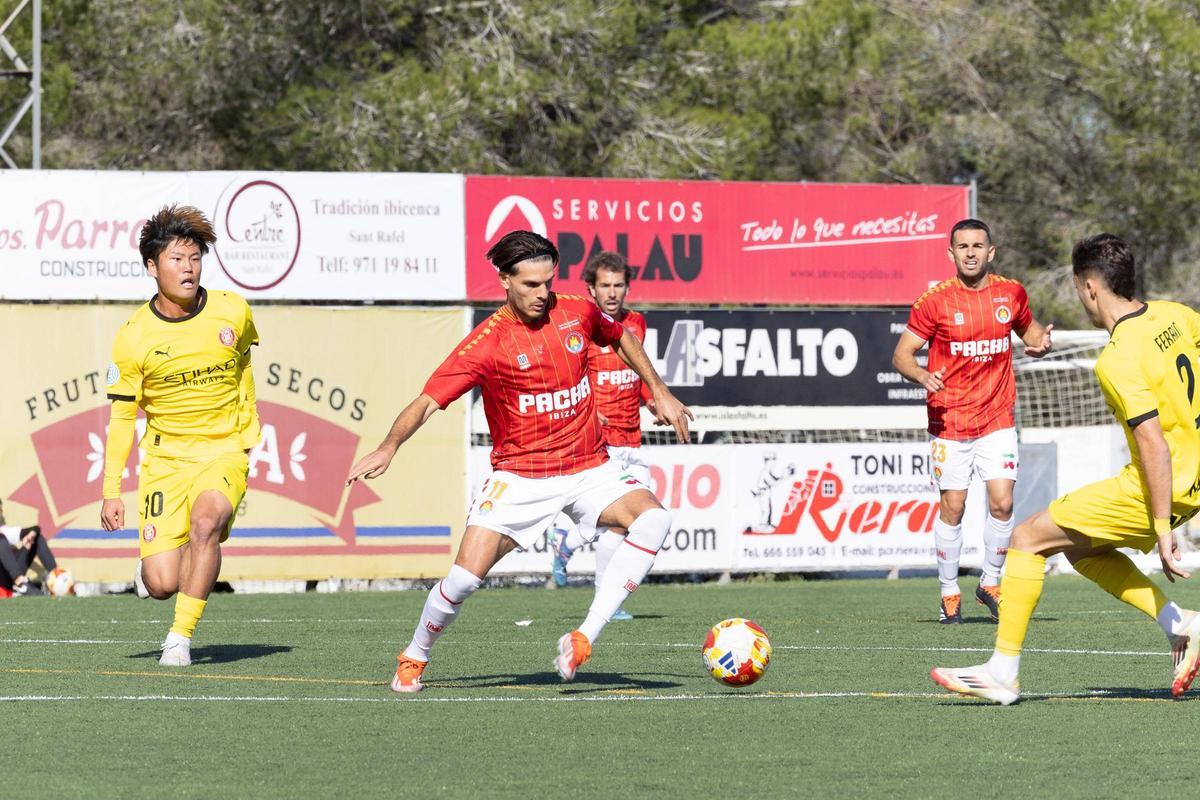 Carlos GIlbert maneja el esférico rodeado de jugadores del Girona B