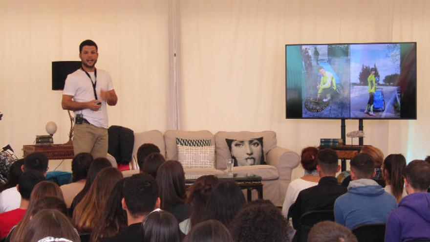 Nacho Dean impartió una conferencia sobre su obra y hoy hablará sobre Expediciones por la defensa del planeta.