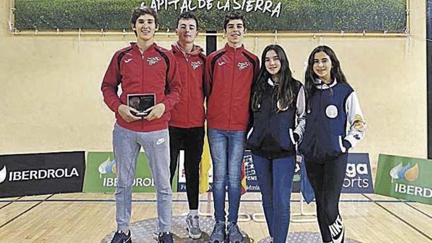 Iago Martínez con sus trofeos junto a jugadores del Cide y La Purísima.