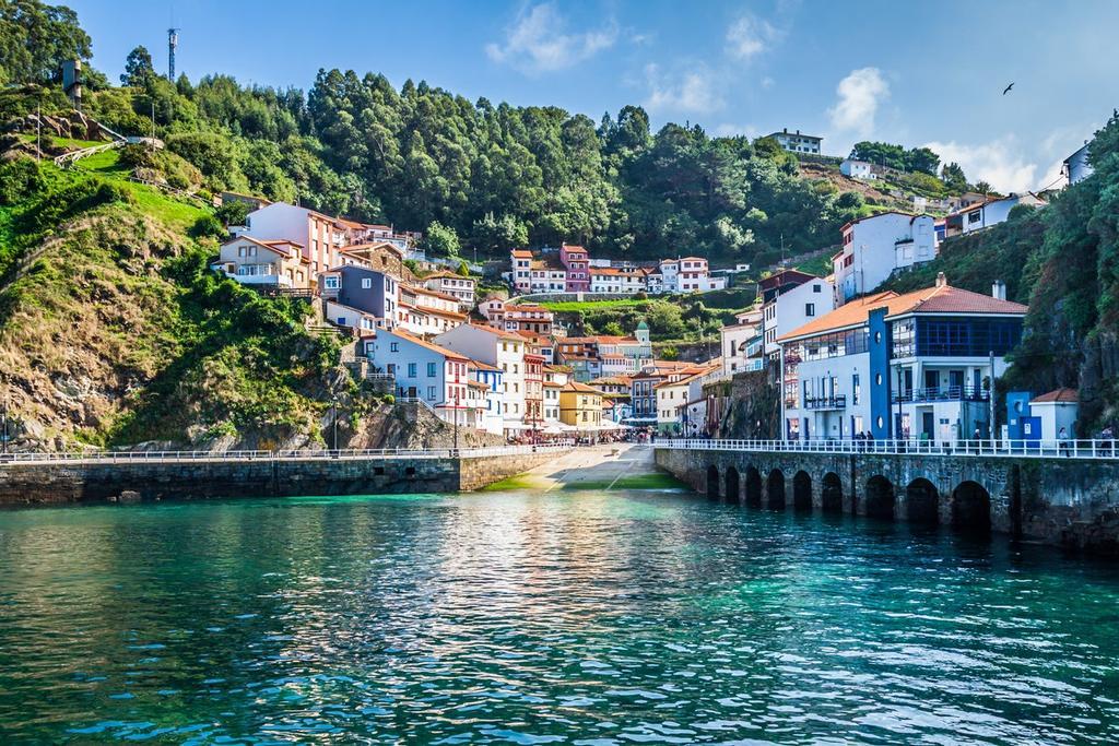 El viernes llega desde uno de los pueblos más bonitos de Asturias, se trata de Cudillero que nos deja postales tan bellas como esta.