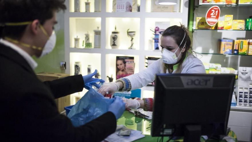 Personal de farmacia durante una jornada laboral