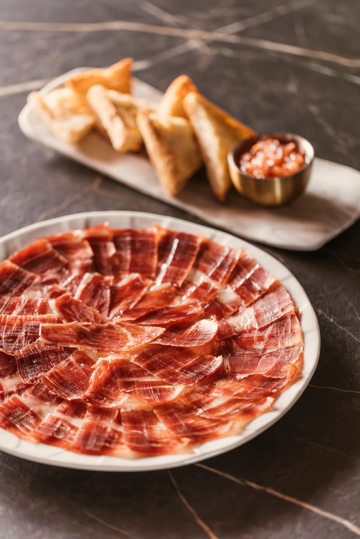 Jamón 7J, una delicia española que también llega a la mesa en Hell's Kitchen Ibiza.