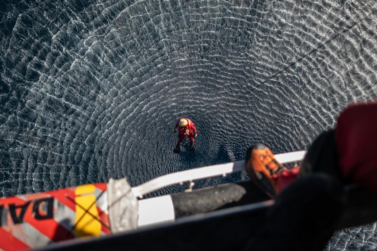 Entrenamiento de un rescate en el mar realizado en la costa de Icod de Los Vinos, en Tenerife.