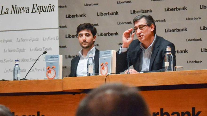 Antonio Roldán e Ignacio Prendes, ayer, en el Club Prensa Asturiana de LA NUEVA ESPAÑA.