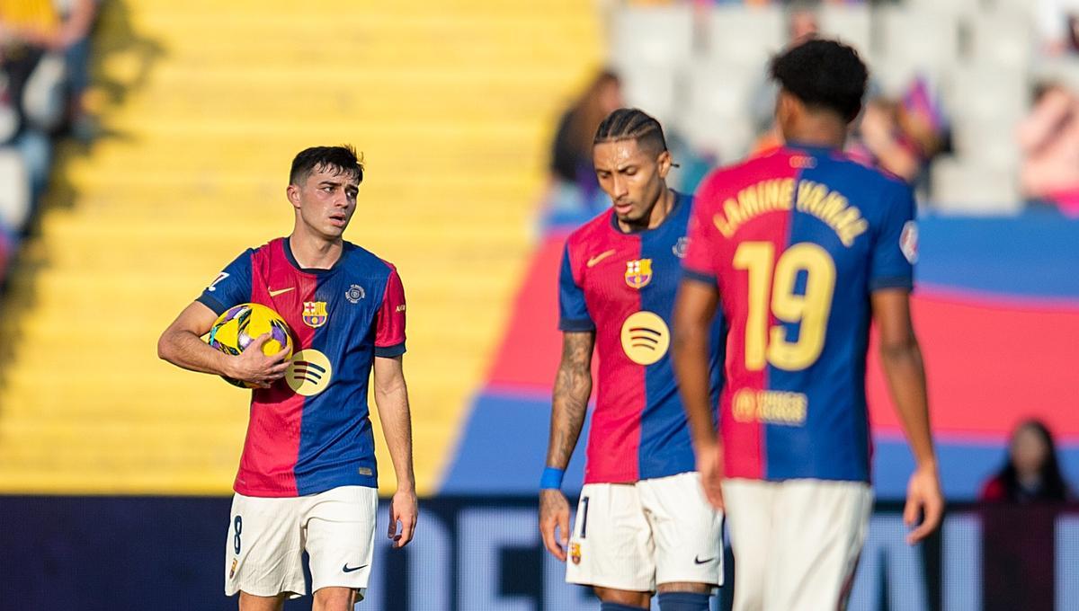 Pedri, Raphinha y Lamine Yamal, tras encajar el segundo gol del Las Palmas en Montjuïc.