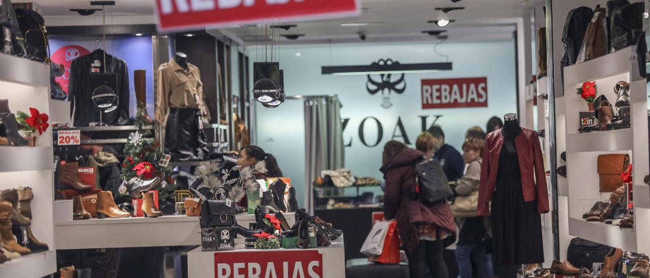 Un comercio de la zona centro de Elche en el que se podía ver ayer en los letreros que la campaña de rebajas ya ha comenzado.