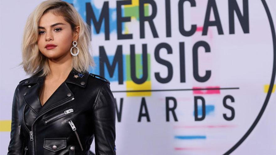 Selena Gomez reaparece en los American Music Awards 2017 con un cambio radical
