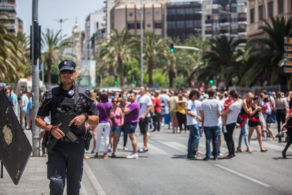 Las mascletàs previas a hogueras arrancan con mucho público y sin incidentes