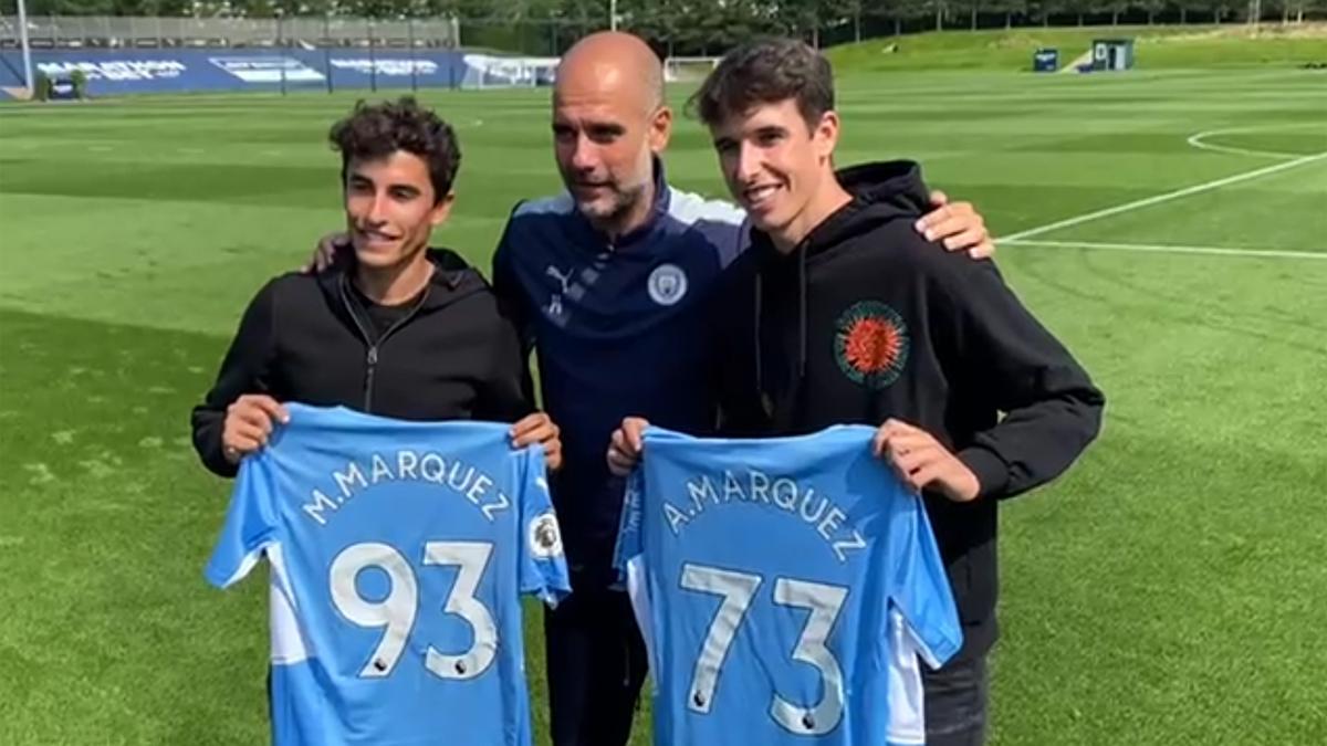 Pep Guardiola recibe a los hermanos Márquez, en el campo de entreno del Manchester City