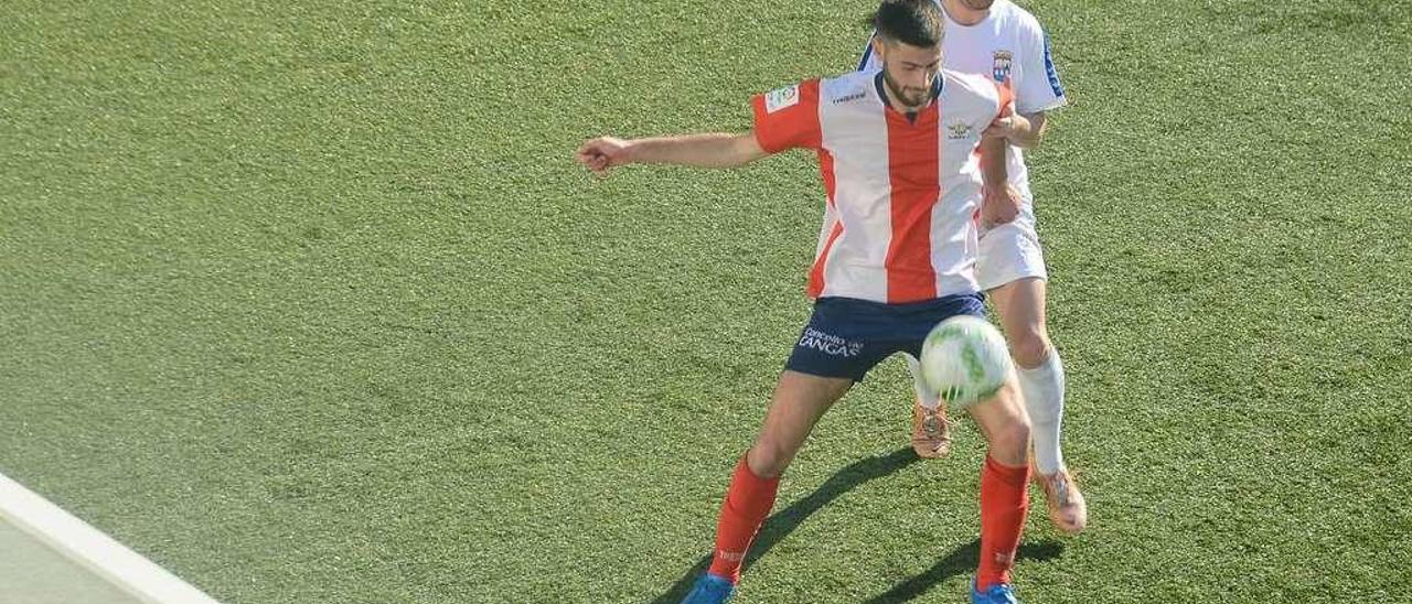 Abel protege el balón ante la presión de un futbolista del Negreira. // Gonzalo Núñez