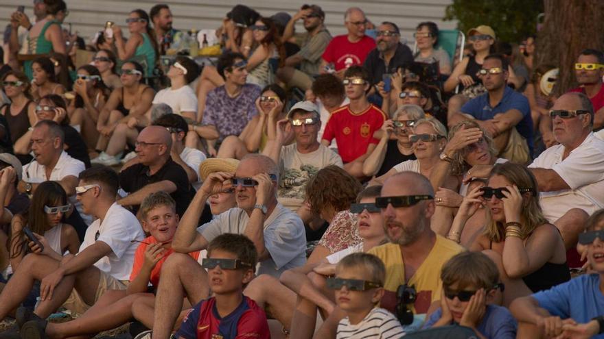Llagostera aplega un miler de persones en un eclipsi deslluït pels núvols