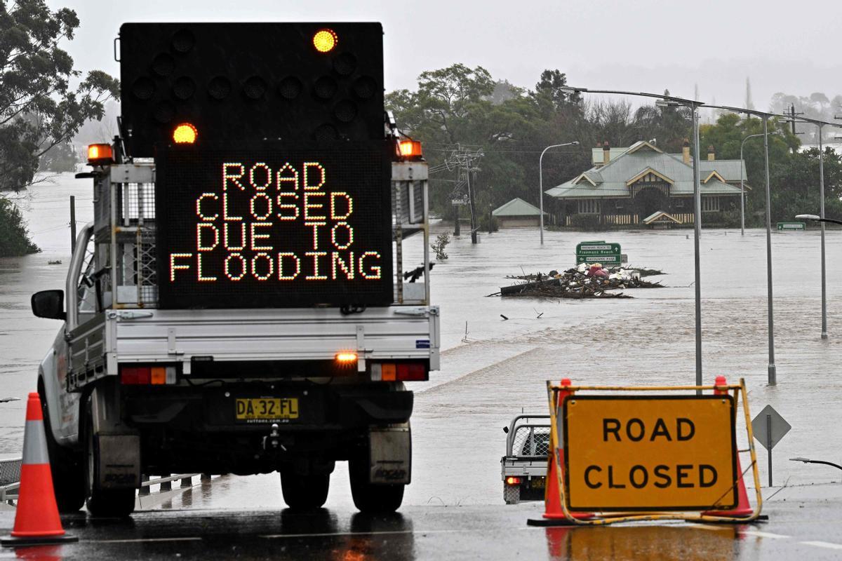  Los ríos que crecieron rápidamente inundaron franjas de Sydney azotadas por la lluvia el 4 de julio, lo que obligó a miles a huir  peligrosas inundaciones cuando la represa más grande de la ciudad derramó torrentes de agua.