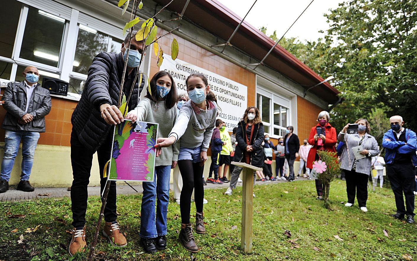 Luna cumplió con la tradición de plantar un árbol en el Xardín da Poesía.