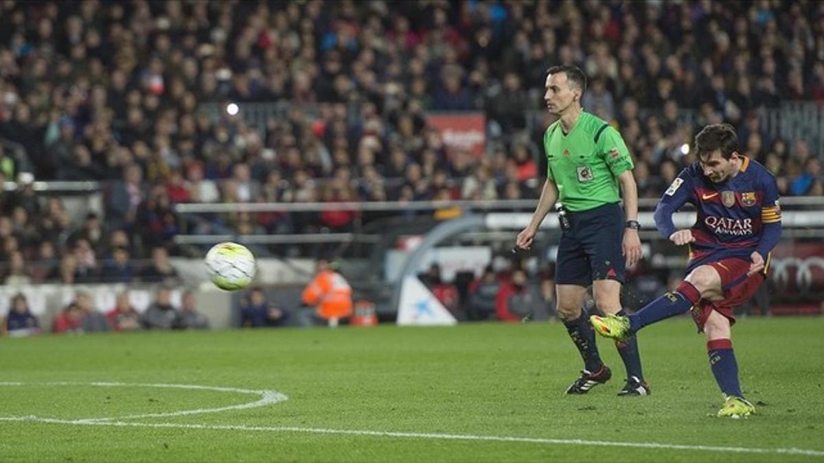 Messi lanza la falta que batió a Sergio Rico y firma el 1-1 ante el Sevilla en el Camp Nou.