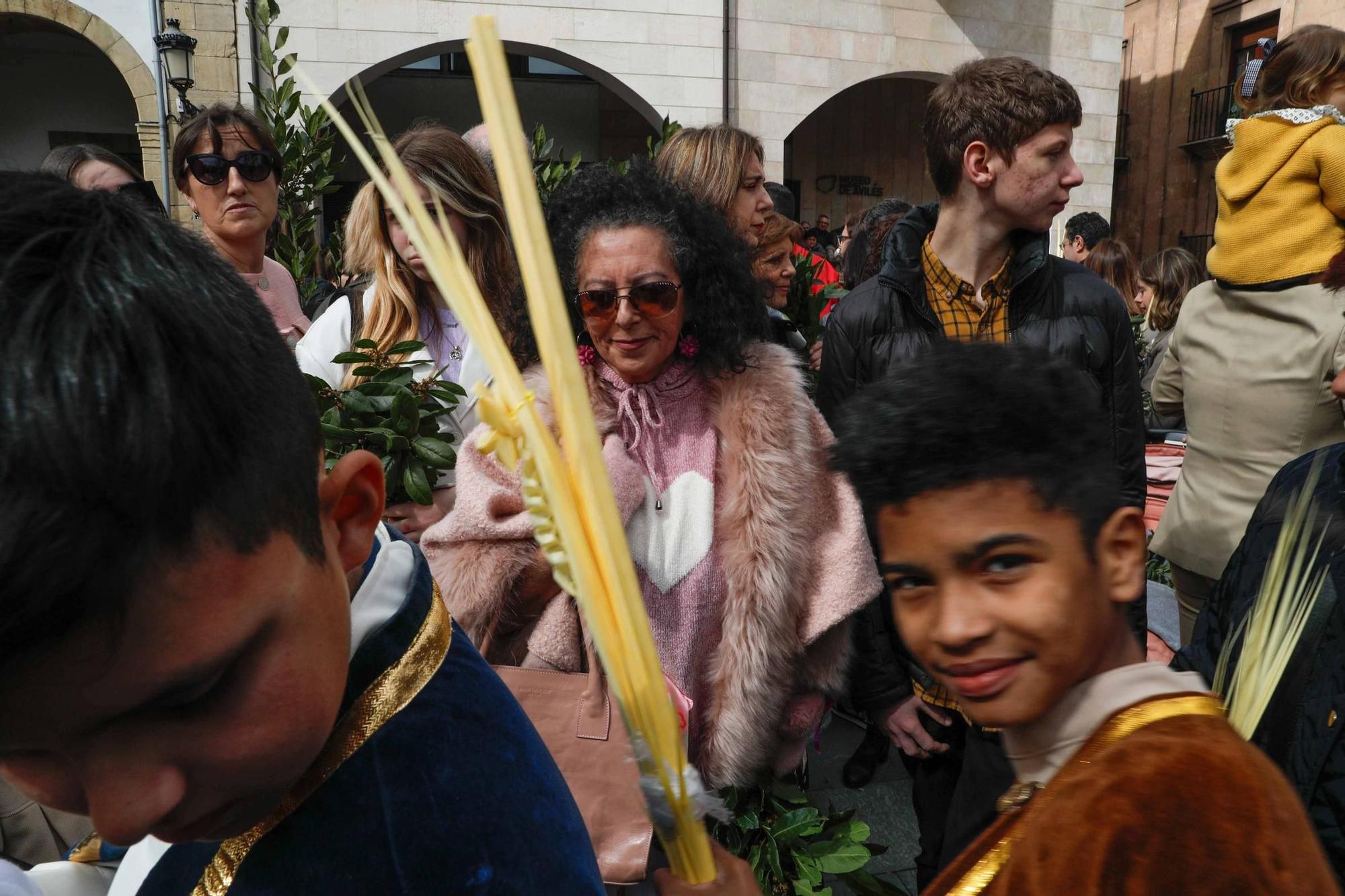 Multitudinaria bendición de ramos y procesión de La Borriquilla en Avilés