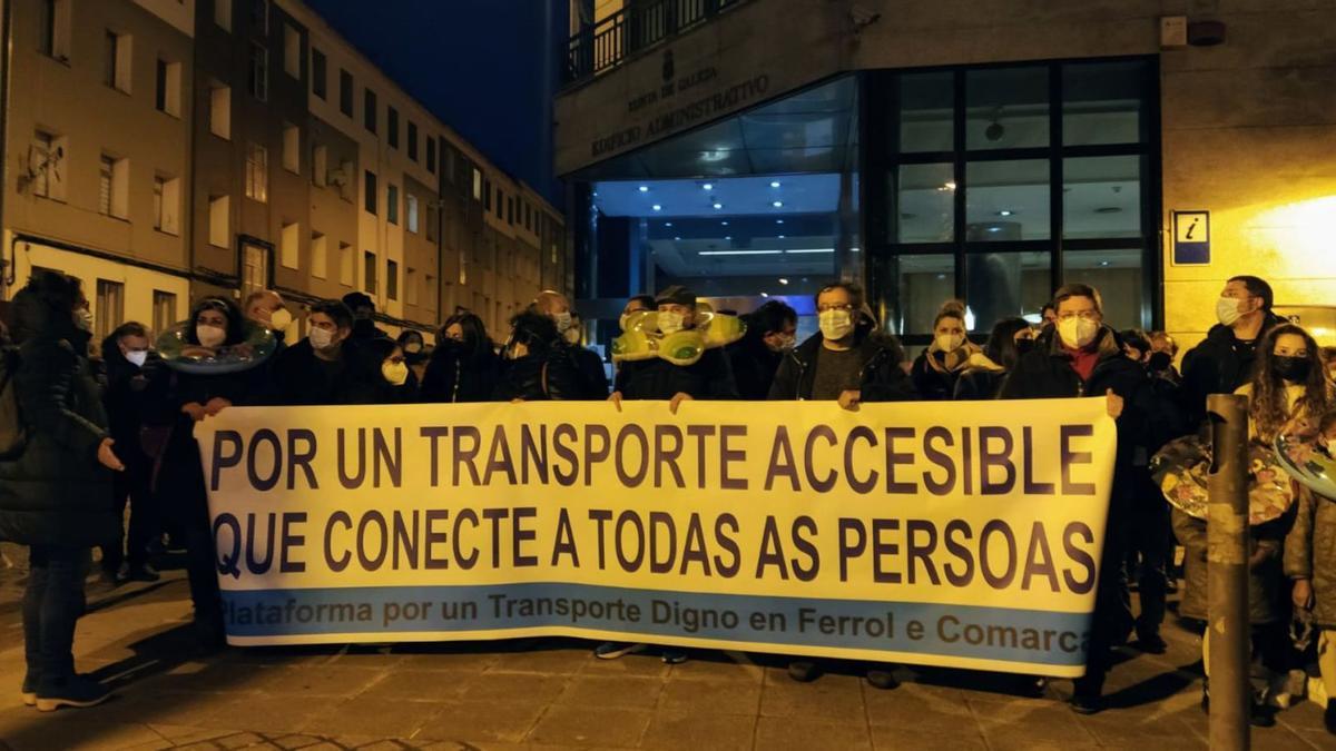 Usuarios del servicio de autobús, ayer, ante el edificio de la Xunta en Ferrol con flotadores al cuello. |   // PLATAFORMA DE AFECTADOS