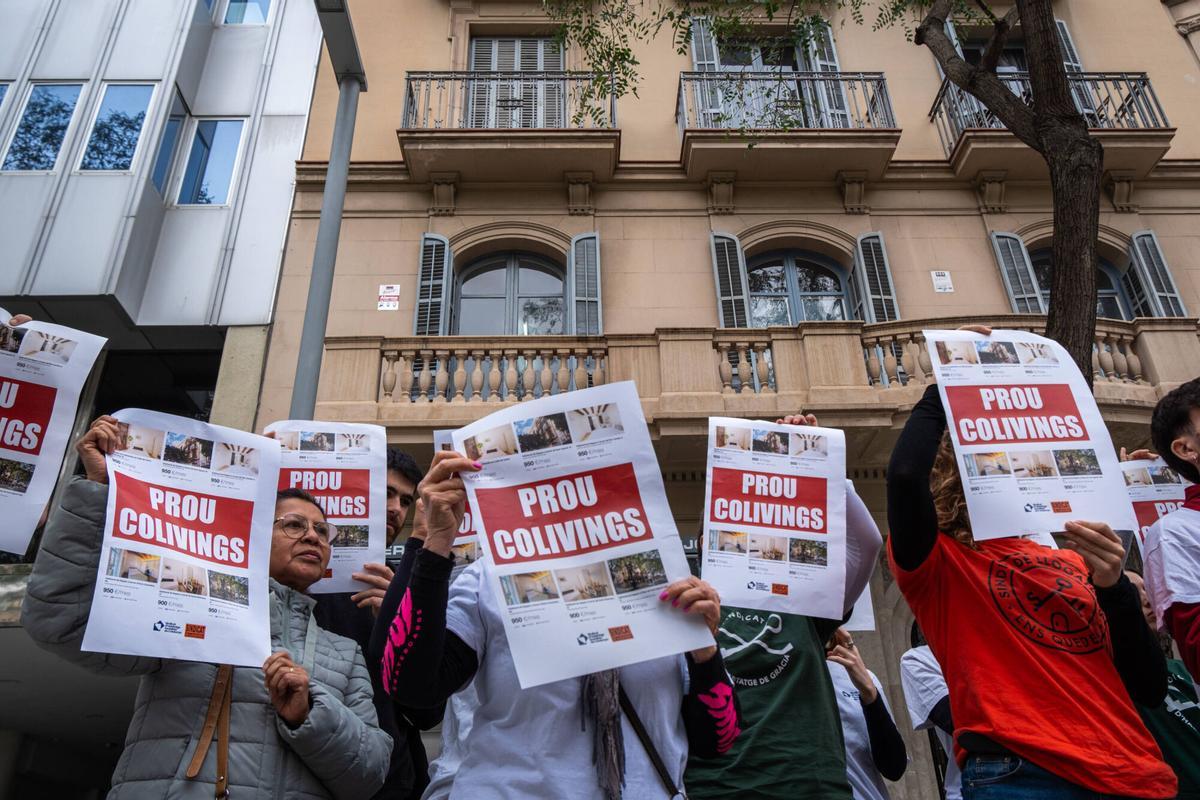 Vecinos afectados por 'coliving', frente a la sede del grupo NAD, en la calle de Buenos Aires.