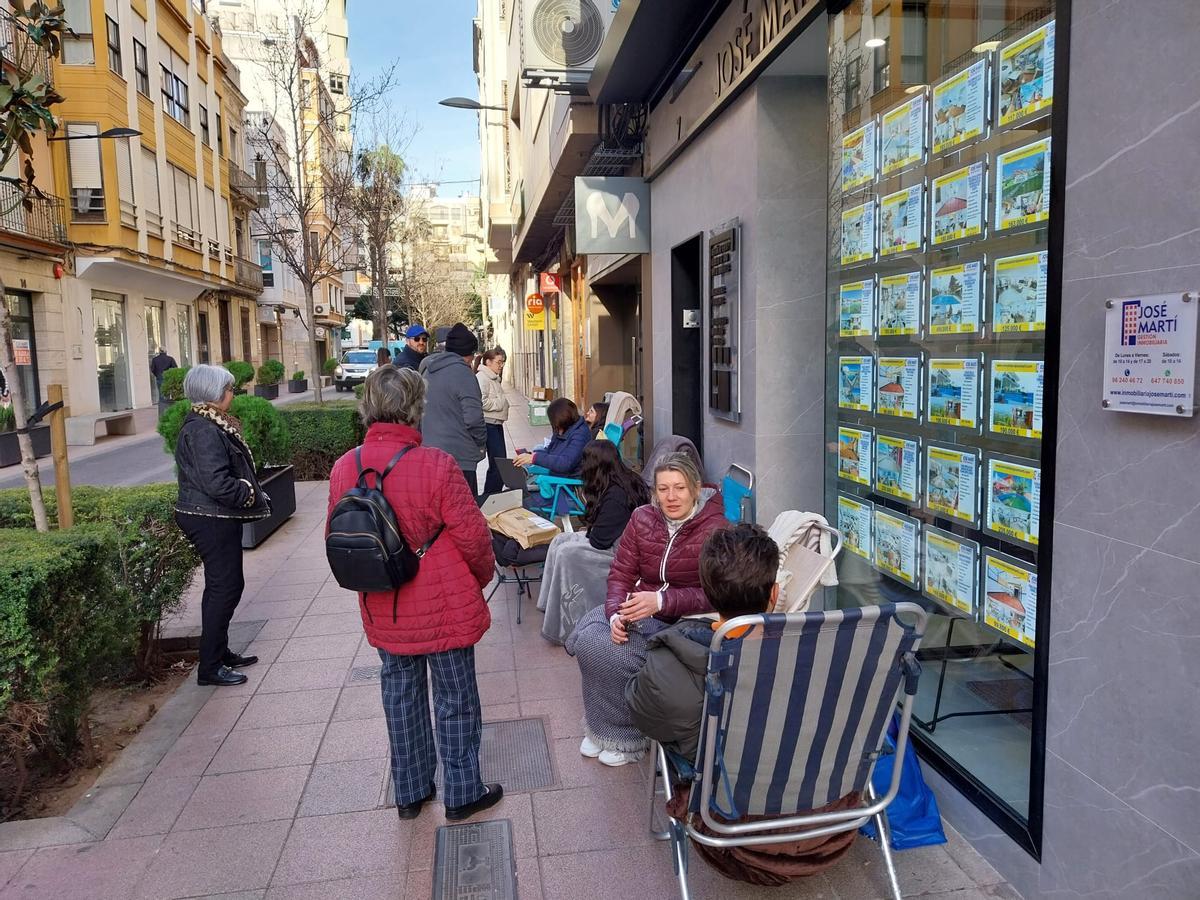 La cola a la puerta de la inmobiliaria, esta mañana.