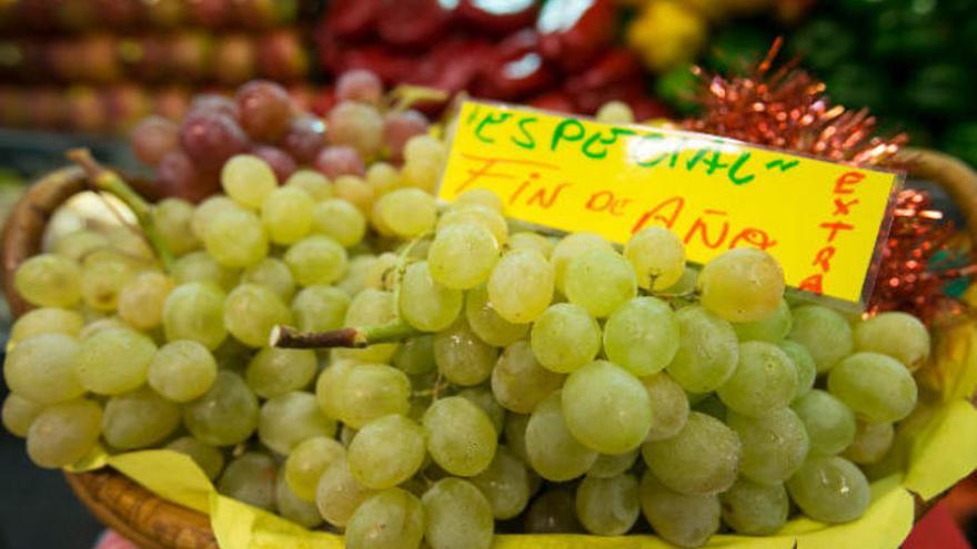 Los médicos aconsejan no dar enteras las uvas de la suerte a menores de 5  años - La Provincia