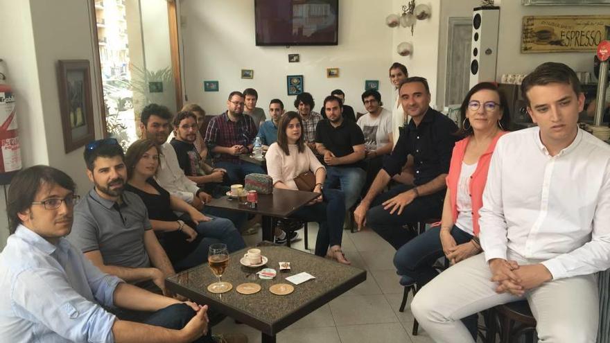 Pere Joan Pons, durante el acto llamado &#039;Política de Barra&#039; con un grupo de jóvenes.