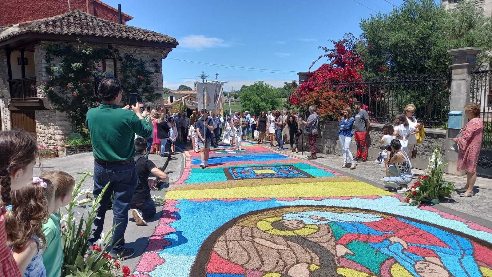 Cue se llena de color con sus alfombras florales