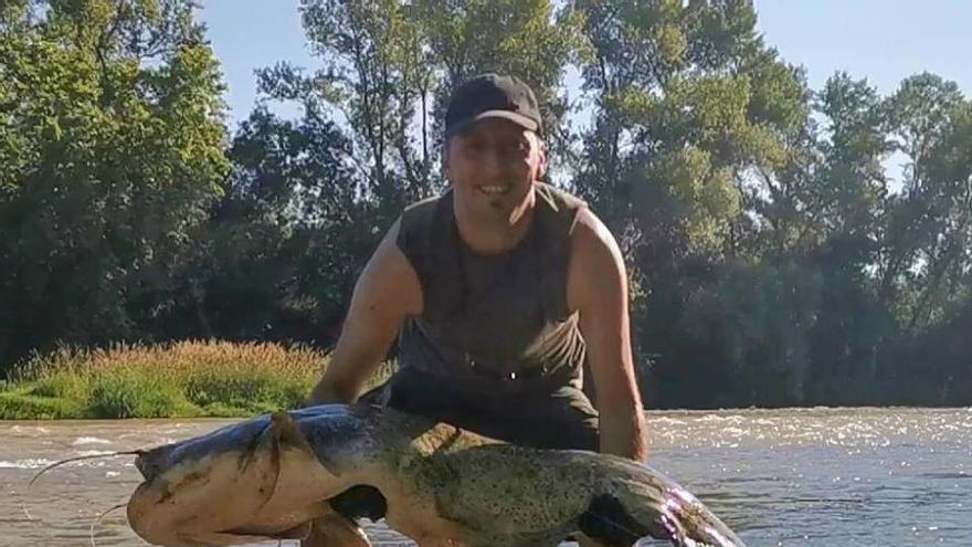 Un cangués pesca en el Ebro un siluro de 1,60 de longitud y 30 kilos