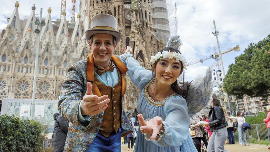 David Repullés y Tina Estarli, caracterizados como personajes de 'Corteo', en Barcelona.