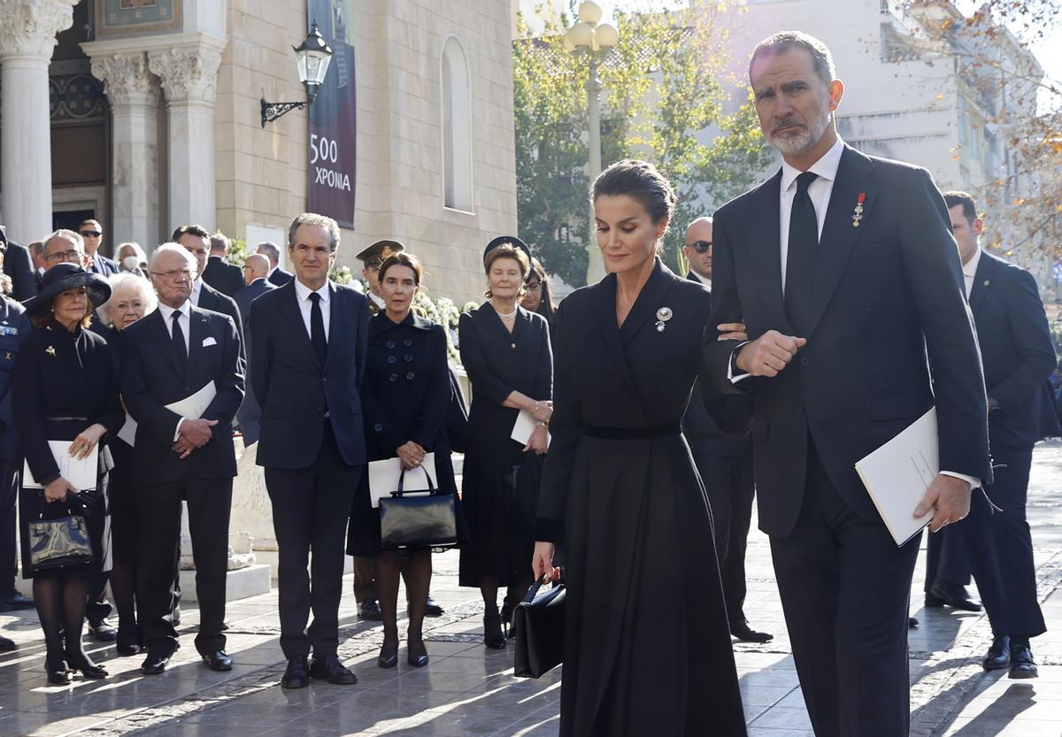 Los reyes Felipe y Letizia abandonan la catedral de Atenas tras el funeral del rey Constantino