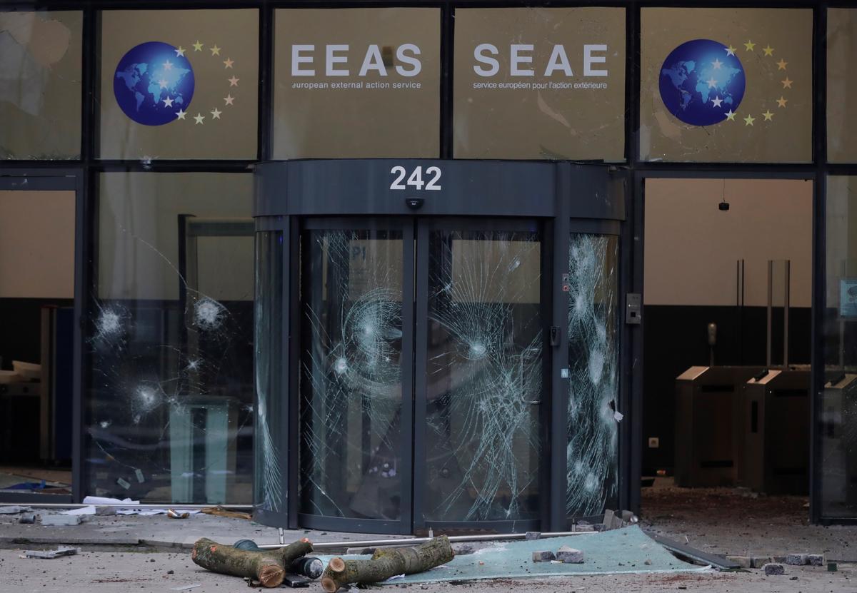Las ventanas de una oficina del SEAE rotas por los disturbios.