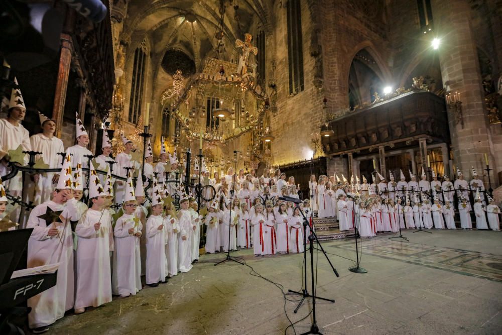 La celebración de Santa Lucía llena la Catedral de público