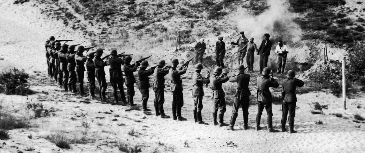 Tropas alemanas fusilan a prisioneros en los territorios  ocupados en su avance hacia el Este.